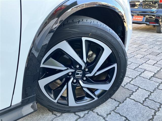 スポーティな印象を与える純正ホイールです。どこまでも走っていきたくなるようなデザインですね♪