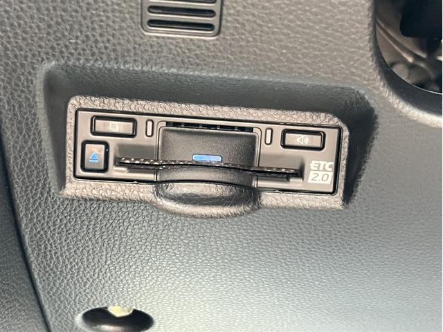 ヴォクシー ハイブリッドＳ－Ｚ　フルセグ　メモリーナビ　ＤＶＤ再生　ミュージックプレイヤー接続可　後席モニター　バックカメラ　衝突被害軽減システム　ＥＴＣ　ドラレコ　両側電動スライド　ＬＥＤヘッドランプ　乗車定員７人　３列シート（10枚目）