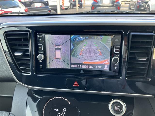 パノラミックビューモニター付きです。車両を上から見たような映像をディスプレイオーディオ画面に表示。運転席からの目視だけでは見にくい、車両周辺の状況をリアルタイムでしっかり確認できます。