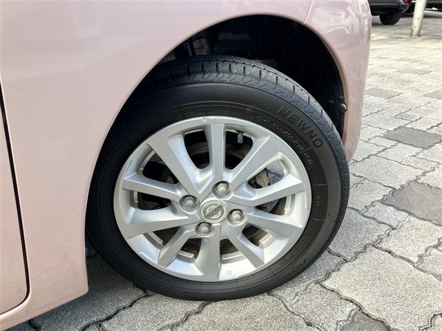 スポーティな印象を与える純正ホイールです。どこまでも走っていきたくなるようなデザインですね♪