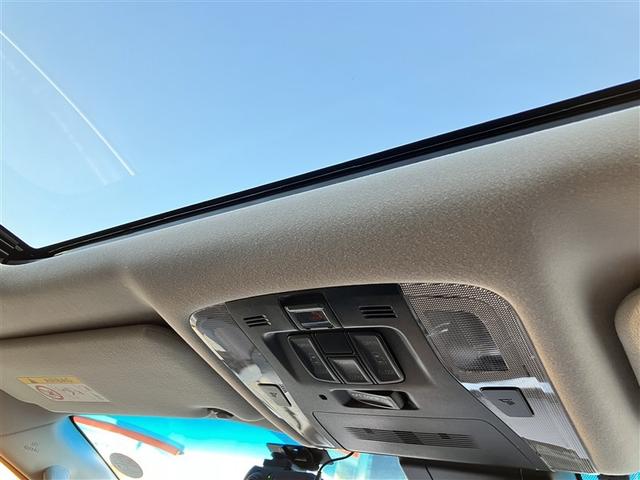 室内に心地いい解放感を。パノラマムーンルーフ付きです。キャンプで星空を眺められます！