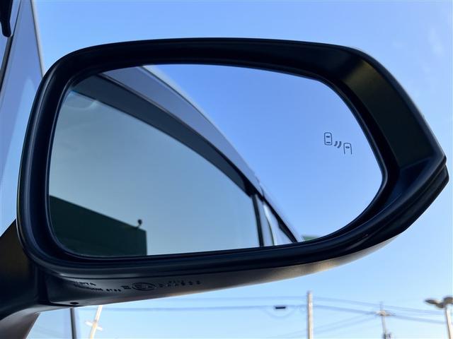 隣車線を走る車両をレーダーで検知し、ドアミラーでは確認しにくい後側方エリアに存在する車両に加え、急接近してくる車両も検知します。車両を検知するとドアミラーに搭載されたＬＥＤインジケーターが点灯します。