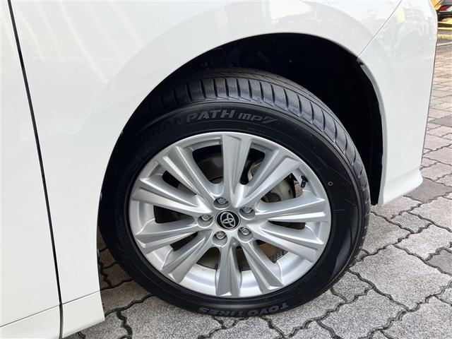 スポーティな印象を与える純正ホイールです。どこまでも走っていきたくなるようなデザインですね♪