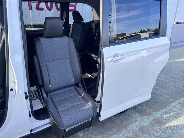 ノア HV X サイドLUチルトシート フルセグ メモリーナビ 後席モニター バックカメラ 衝突被害軽減システム ETC 両側電動スライド LEDヘッドランプ 乗車定員7人 3列シート 記録簿(3枚目)