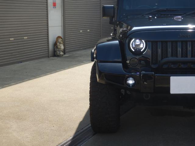 ジープ・ラングラーアンリミテッド サハラ BEstopサンライダー 社外LEDヘッドライト・テール 社外フロントバンパー リフトキット 20インチアルミ 社外マフラー(純正有) 黒レザーシート BTオーディオ バックカメラ 社外フェンダー(3枚目)