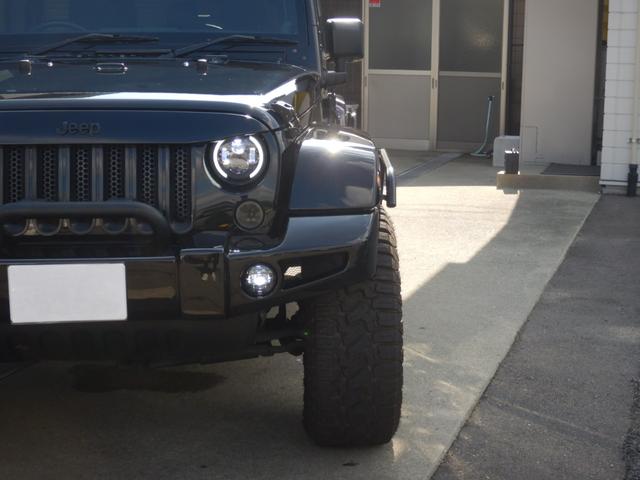 ジープ・ラングラーアンリミテッド サハラ BEstopサンライダー 社外LEDヘッドライト・テール 社外フロントバンパー リフトキット 20インチアルミ 社外マフラー(純正有) 黒レザーシート BTオーディオ バックカメラ 社外フェンダー(4枚目)