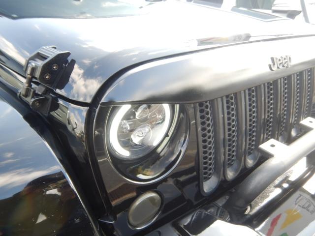 ジープ・ラングラーアンリミテッド サハラ BEstopサンライダー 社外LEDヘッドライト・テール 社外フロントバンパー リフトキット 20インチアルミ 社外マフラー(純正有) 黒レザーシート BTオーディオ バックカメラ 社外フェンダー(6枚目)