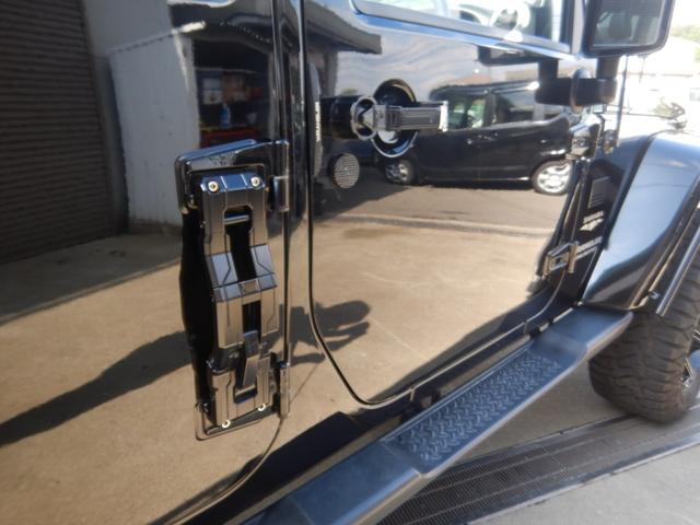 ジープ・ラングラーアンリミテッド サハラ BEstopサンライダー 社外LEDヘッドライト・テール 社外フロントバンパー リフトキット 20インチアルミ 社外マフラー(純正有) 黒レザーシート BTオーディオ バックカメラ 社外フェンダー(7枚目)