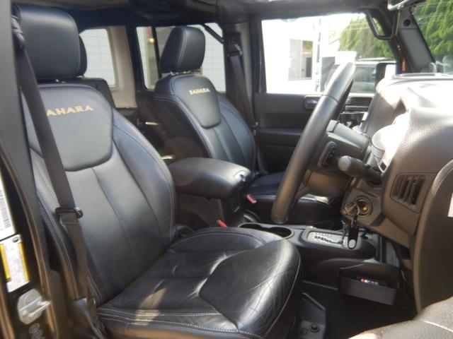 ジープ・ラングラーアンリミテッド サハラ BEstopサンライダー 社外LEDヘッドライト・テール 社外フロントバンパー リフトキット 20インチアルミ 社外マフラー(純正有) 黒レザーシート BTオーディオ バックカメラ 社外フェンダー(17枚目)