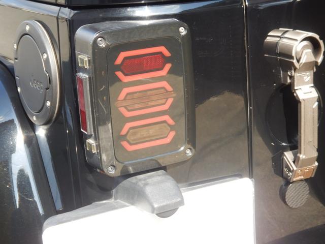 ジープ・ラングラーアンリミテッド サハラ BEstopサンライダー 社外LEDヘッドライト・テール 社外フロントバンパー リフトキット 20インチアルミ 社外マフラー(純正有) 黒レザーシート BTオーディオ バックカメラ 社外フェンダー(26枚目)