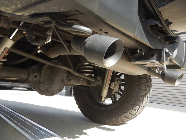 ジープ・ラングラーアンリミテッド サハラ BEstopサンライダー 社外LEDヘッドライト・テール 社外フロントバンパー リフトキット 20インチアルミ 社外マフラー(純正有) 黒レザーシート BTオーディオ バックカメラ 社外フェンダー(28枚目)