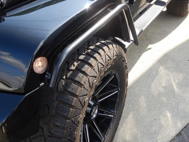 ジープ・ラングラーアンリミテッド サハラ BEstopサンライダー 社外LEDヘッドライト・テール 社外フロントバンパー リフトキット 20インチアルミ 社外マフラー(純正有) 黒レザーシート BTオーディオ バックカメラ 社外フェンダー(31枚目)