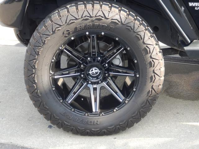 ジープ・ラングラーアンリミテッド サハラ BEstopサンライダー 社外LEDヘッドライト・テール 社外フロントバンパー リフトキット 20インチアルミ 社外マフラー(純正有) 黒レザーシート BTオーディオ バックカメラ 社外フェンダー(33枚目)