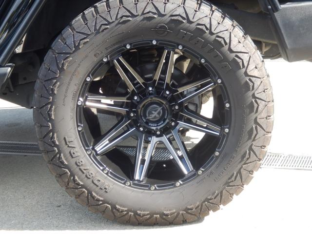 ジープ・ラングラーアンリミテッド サハラ BEstopサンライダー 社外LEDヘッドライト・テール 社外フロントバンパー リフトキット 20インチアルミ 社外マフラー(純正有) 黒レザーシート BTオーディオ バックカメラ 社外フェンダー(34枚目)