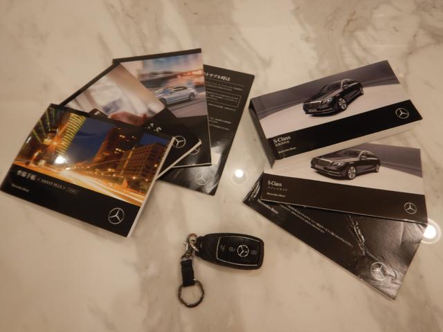 Ｓクラス Ｓ４００　ＡＭＧライン　後期モデル　レザーエクスクルーシブＰＫＧ　黒レザー（ヒーター＆ベンチレーション）マッサージ機能付　パノラミックスライディングルーフ　レーダーセーフティＰＫＧ　ブルメスタサウンド　ロアリング　ＨＵＤ（29枚目）