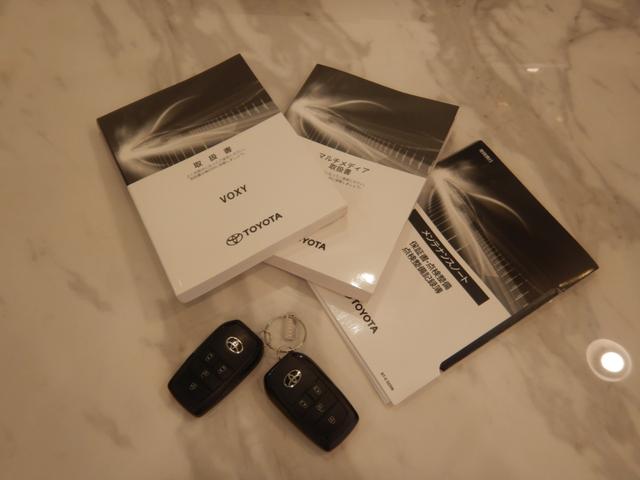 ヴォクシー ハイブリッドＳ－Ｚ　ワンオーナー　７人乗り　ディスプレイオーディオ　ナビＴＶ　バックカメラ　ＤＶＤ再生　後席モニター　衝突被害軽減システム　ＥＴＣ２０　両側電動スライド　ＬＥＤヘッドランプ　シートヒーター（31枚目）