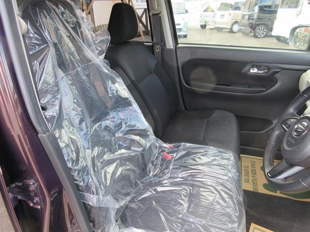 メーカーオプションのブラックインテリアパックです。シートやドア内張などがブラックになっています。