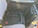 助手席下も収納ボックスになっております！