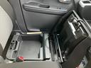 助手席下も収納ボックスになっております！