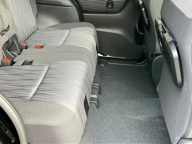 足元広々なリヤシート。ゆったりお座りいただけます。