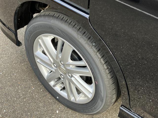 シンプルなデザインのアルミホイールを装着しています。
