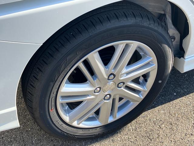 シンプルなデザインのアルミホイールを装着しています。