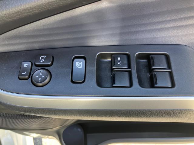 パワーウィンドウは運転席で集中操作できます！電動格納式リモコンドアミラーですので、ミラーの調整もこちらで。