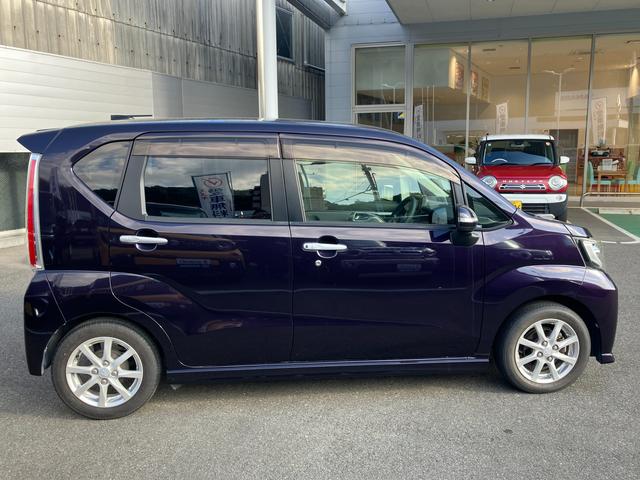 車体色はシンプルなパープルです。