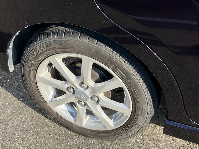 シンプルなデザインのアルミホイールを装着しています。