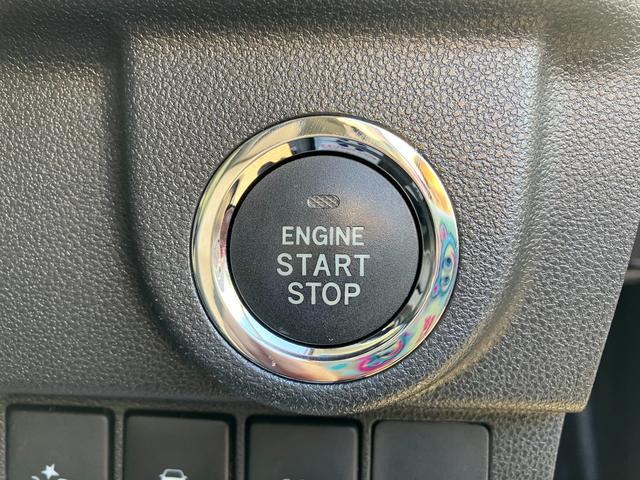 キーを身に着けてブレーキペダルを踏みボタンを押すだけでエンジンを始動できます。