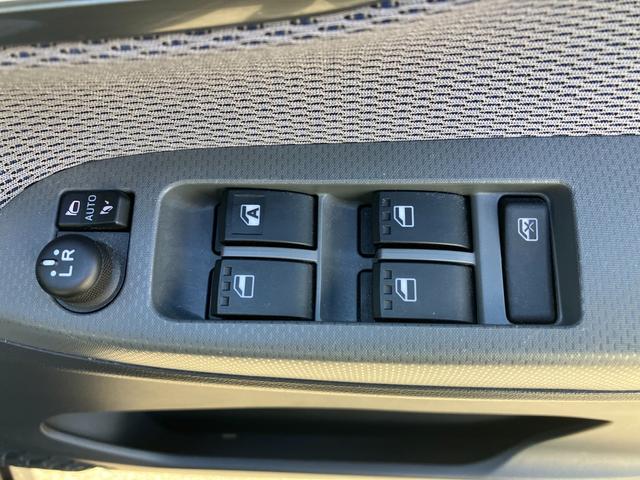 パワーウィンドウは運転席で集中操作できます！電動格納式リモコンドアミラーですので、ミラーの調整もこちらで。