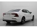 S60の印象的な佇まいは、ディテール処理のわずかな違いによって生み出されています。彫の深いボディーサイドは、鍛え抜かれたキャラクターを浮かびあがらせています。