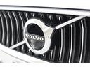 画面中央にVOLVOの文字が確認いただけます。スウェーデンのクラフトマンシップがいたるところに盛り込まれており、所有する喜びを満たしてくれます。