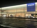 県道から見えるのはショールームに並ぶ最新のボルボ。歩行者や信号待ちするドライバーの視線が自然と集まります。