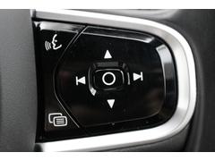 ステアリングホイールにオーディオ・リモート・コントロール・ボタンを配置。手を離さず、素早く安全に操作することができます。 4
