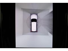 【全方位型モニター】クルマを上空から見下ろしているかのように、直感的に周囲の状況を把握できる全方位型モニター。狭い場所での駐車でも周囲が映像で確認できます。 7