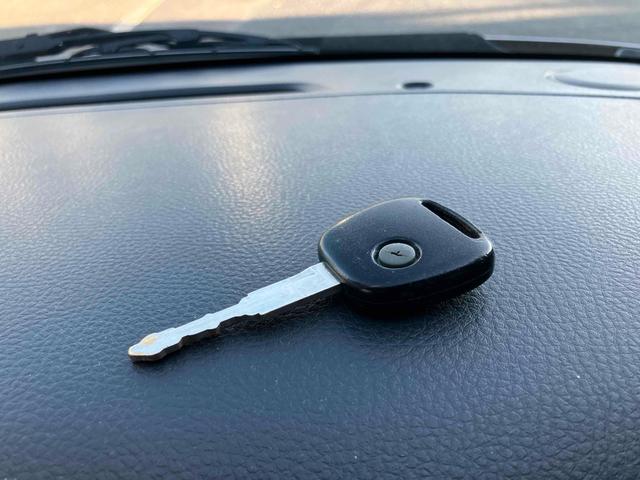 今や欠かせないアイテムとなったキーレス。もちろん付いています。直接キーを差し込まなくてもドアの施錠・開錠が出来ます。ドア回りのキズ防止にもなりますね
