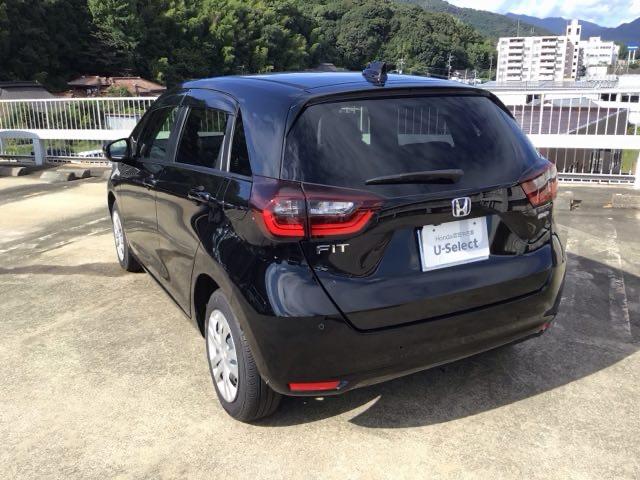 フィット ｅ：ＨＥＶホーム　デモカーＵＰ・ＬＥＤ・フルセグ・メモリナビ・バックカメラ・スマートキー　前後誤発進抑制機能　クリソナ　助手席エアバッグ　運転席エアバッグ　ＬＥＤライト　ＵＳＢ接続　ＡＢＳ　サイドエアバッグ　ナビ＆ＴＶ（4枚目）