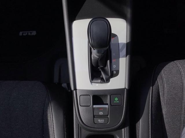 フィット ｅ：ＨＥＶホーム　デモカーＵＰ・ＬＥＤ・フルセグ・メモリナビ・バックカメラ・スマートキー　前後誤発進抑制機能　クリソナ　助手席エアバッグ　運転席エアバッグ　ＬＥＤライト　ＵＳＢ接続　ＡＢＳ　サイドエアバッグ　ナビ＆ＴＶ（9枚目）