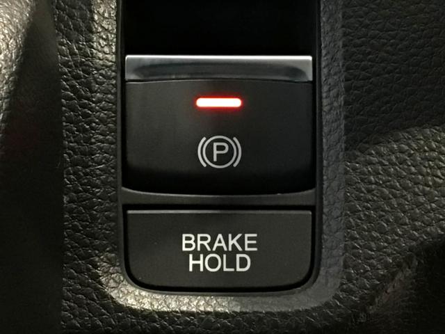 �w��̑���Ńp�[�L���O�u���[�L�́u�쓮�Ɖ����v���s�����Ƃ��ł��鑕���B�u���[�L�y�_�����瑫�𗣂��Ă���~�������Ă����I�[�g�u���[�L�z�[���h�@�\�B�M���҂��Ȃǂ̍ۂɂ͕֗��B�d�b�n�^�]�Œ�R��s��