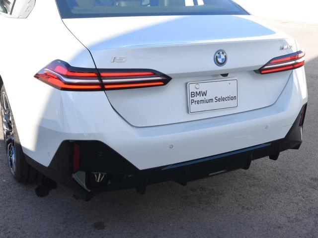 ｉ５ Ｍ６０　ｘＤｒｉｖｅ　ＬＥＤヘッドライト　純正２０ＡＷ　コンフォートアクセス　オートトランク　黒コンビ革　シートヒーター　ＨＵＤ　ＡＣＣ　ハーマンカードン　ＳＯＳ　ＥＴＣ　純正ＨＤＤナビ　地デジ　トップビュー＆Ｂカメラ（21枚目）