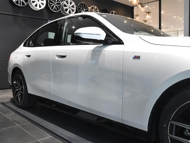 5シリーズ 523d xDrive Mスポーツ アダプティブLEDヘッドライト 純正AW コンフォートアクセス オートトランク ハーフ革 シートヒーター SOSコール ETC カーブドディスプレイ トップビュー アクティブクルーズコントロール(3枚目)