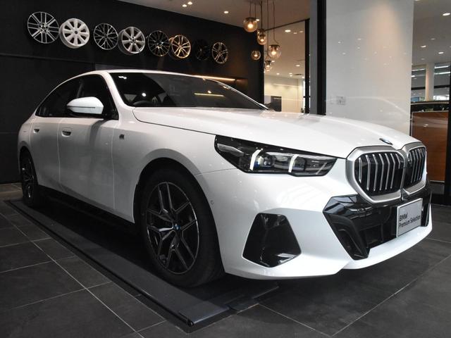 5シリーズ 523d xDrive Mスポーツ アダプティブLEDヘッドライト 純正AW コンフォートアクセス オートトランク ハーフ革 シートヒーター SOSコール ETC カーブドディスプレイ トップビュー アクティブクルーズコントロール(4枚目)