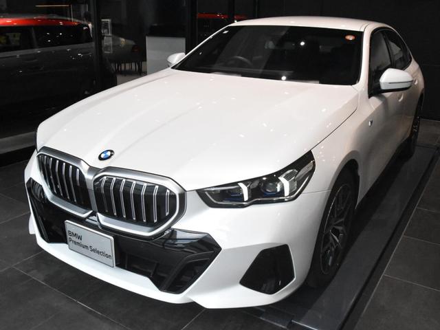 5シリーズ 523d xDrive Mスポーツ アダプティブLEDヘッドライト 純正AW コンフォートアクセス オートトランク ハーフ革 シートヒーター SOSコール ETC カーブドディスプレイ トップビュー アクティブクルーズコントロール(11枚目)