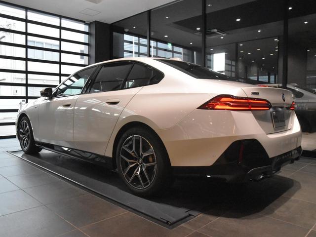 5シリーズ 523d xDrive Mスポーツ アダプティブLEDヘッドライト 純正AW コンフォートアクセス オートトランク ハーフ革 シートヒーター SOSコール ETC カーブドディスプレイ トップビュー アクティブクルーズコントロール(19枚目)