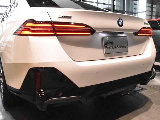 5シリーズ 523d xDrive Mスポーツ アダプティブLEDヘッドライト 純正AW コンフォートアクセス オートトランク ハーフ革 シートヒーター SOSコール ETC カーブドディスプレイ トップビュー アクティブクルーズコントロール(20枚目)
