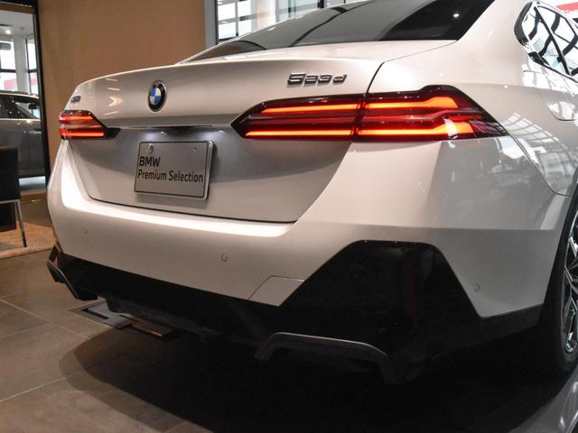 5シリーズ 523d xDrive Mスポーツ アダプティブLEDヘッドライト 純正AW コンフォートアクセス オートトランク ハーフ革 シートヒーター SOSコール ETC カーブドディスプレイ トップビュー アクティブクルーズコントロール(24枚目)