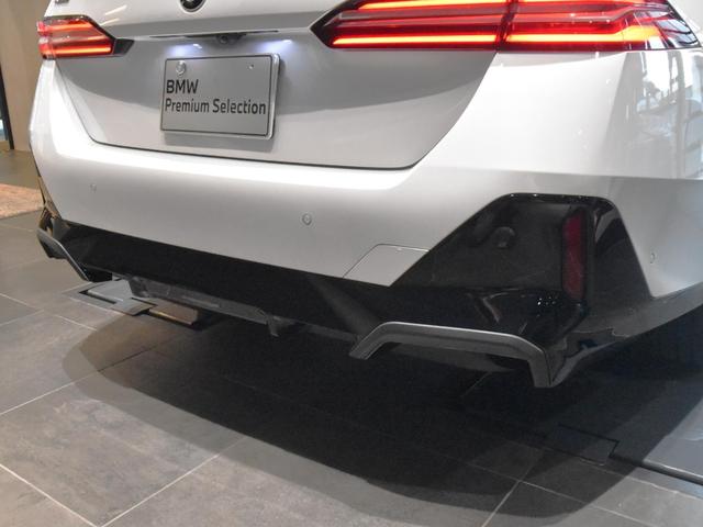 5シリーズ 523d xDrive Mスポーツ アダプティブLEDヘッドライト 純正AW コンフォートアクセス オートトランク ハーフ革 シートヒーター SOSコール ETC カーブドディスプレイ トップビュー アクティブクルーズコントロール(25枚目)