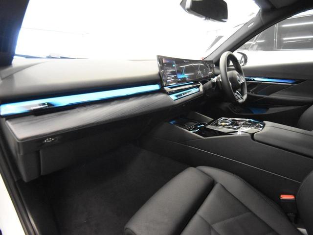 5シリーズ 523d xDrive Mスポーツ アダプティブLEDヘッドライト 純正AW コンフォートアクセス オートトランク ハーフ革 シートヒーター SOSコール ETC カーブドディスプレイ トップビュー アクティブクルーズコントロール(70枚目)