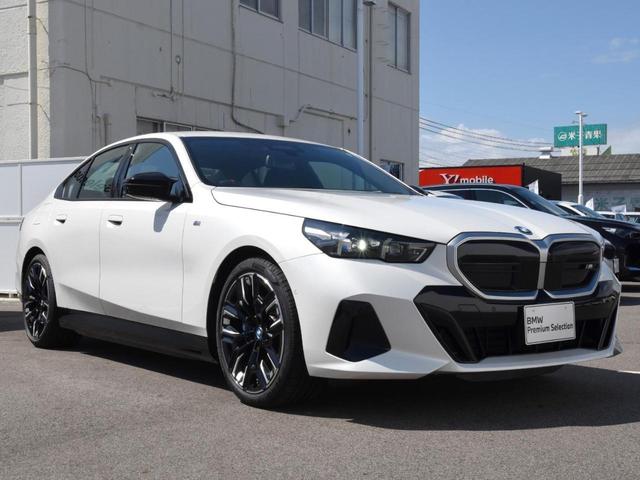 ｉ５ Ｍ６０　ｘＤｒｉｖｅ　ＬＥＤヘッドライト　純正ＡＷ　コンフォートＡ　オートＴ　カーブドＤ　トップビュー＆Ｂカメラ　ＨＵＤ　ＡＣＣ　ハーマンカードン　純正ＨＤＤナビ　地デジ　ハーフ革　前後シートヒーター　ＳＯＳコール　ＥＴＣ（6枚目）